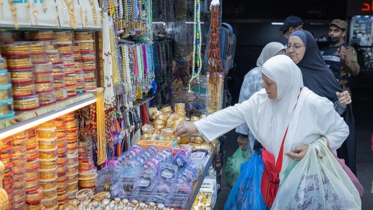 Pilgrims Buy Gifts in Makkah Markets After Hajj Journey Ends