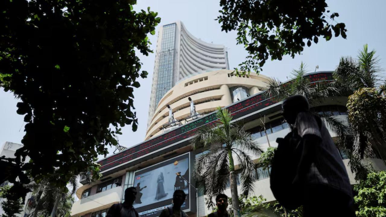 Indian Stock Markets Drop as Weak Tech Earnings and Tariff Concerns Weigh on Investors
