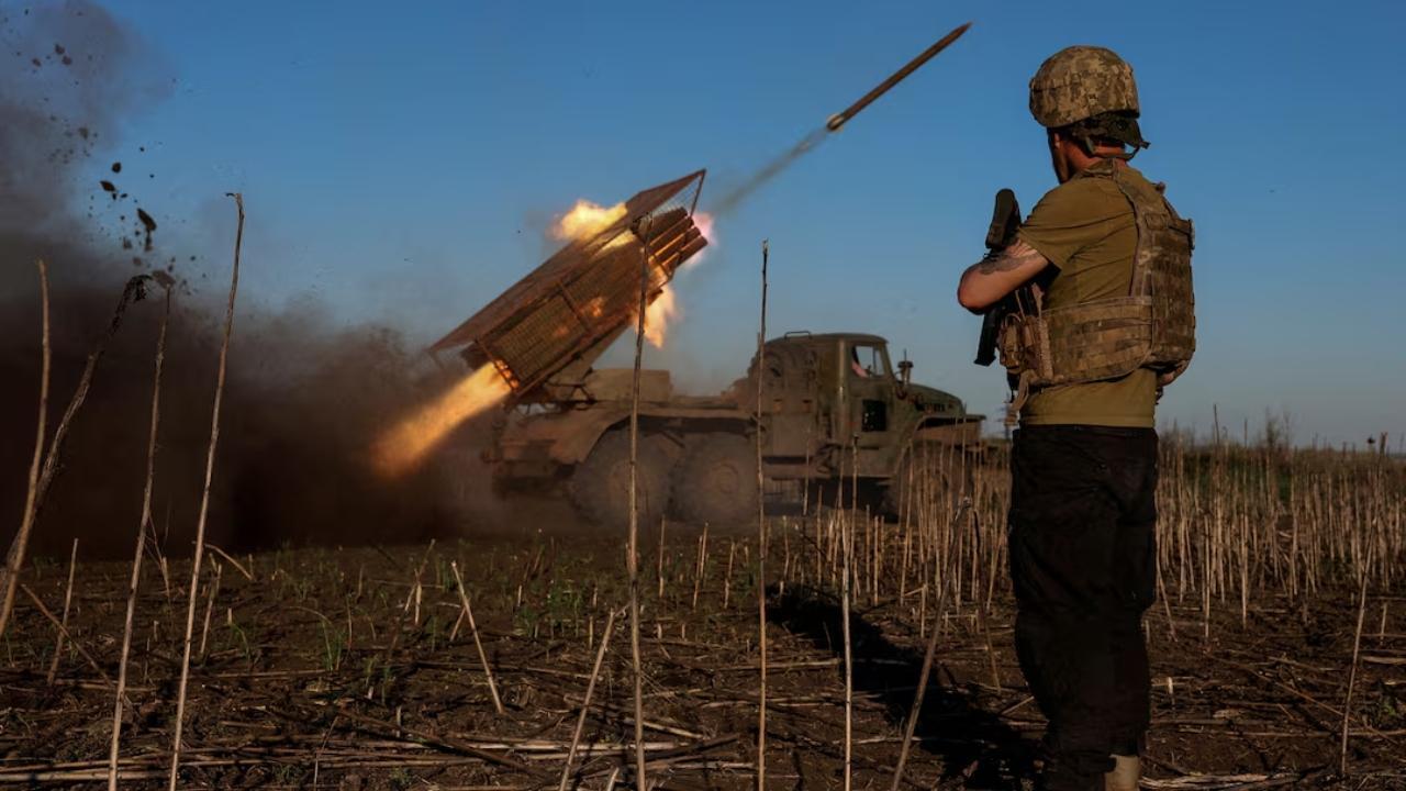 Ukraine troops stand firm outside key city amid fight