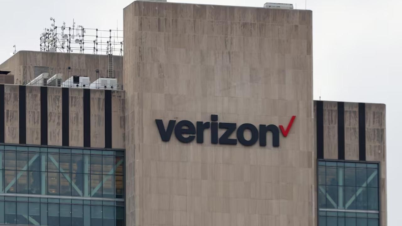 Verizon Raises Profit Forecast as More People Buy Premium Plans