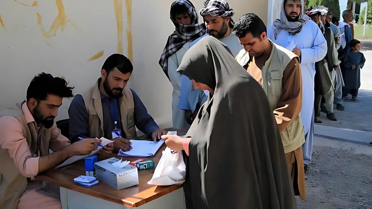 Pakistan Begins Deporting Over 1 Million Afghan Refugees  Full Details