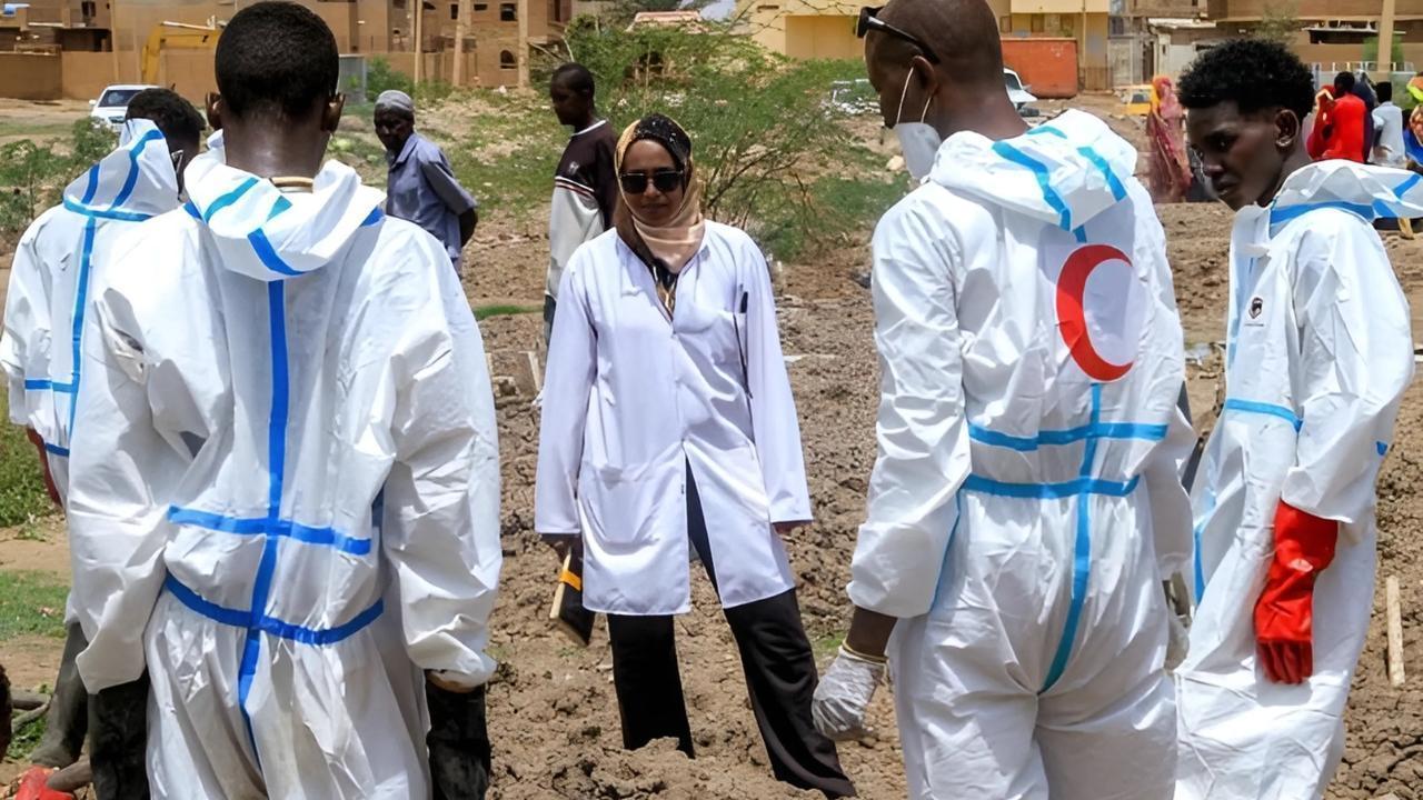 Sudan Volunteers Help Families Bury War Dead in Khartoum with Respect