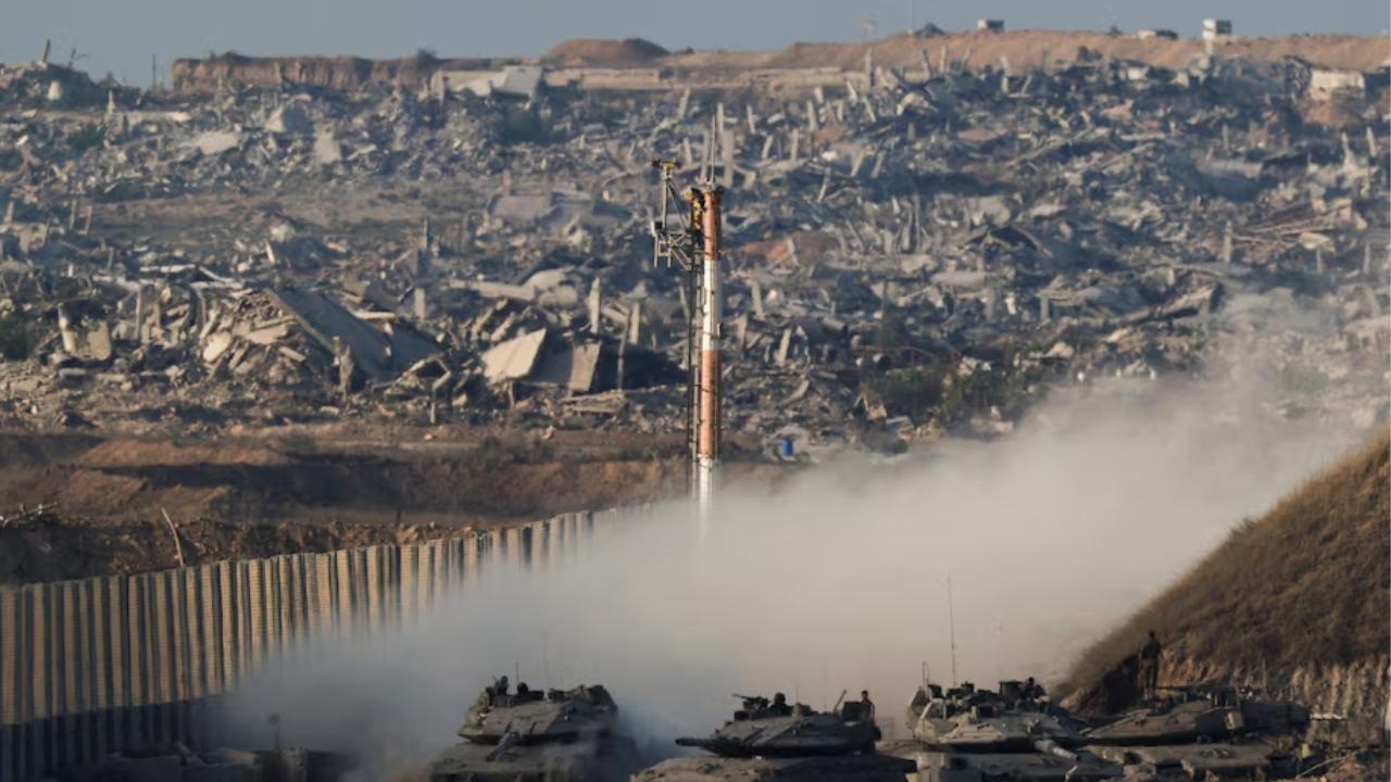 Israeli Tanks Near Gaza City as Trump Sets Peace Meeting