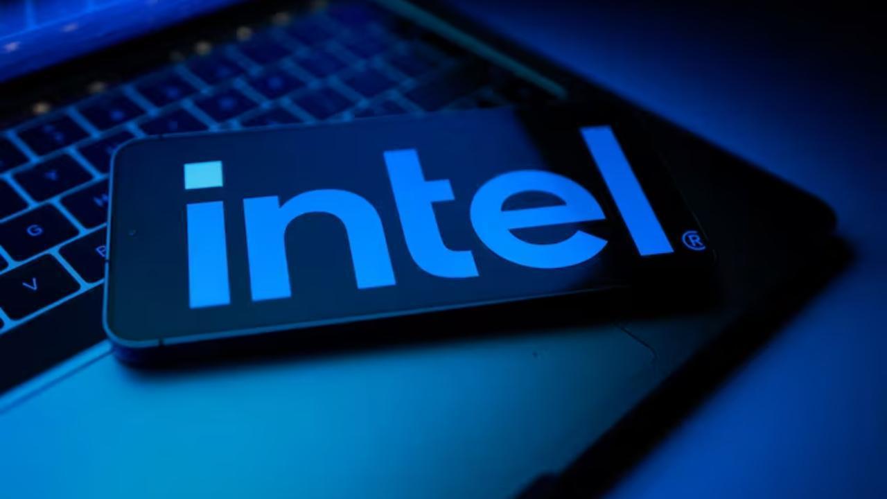 Intel gets $5.7B early; U.S. takes 10% share in chipmaker
