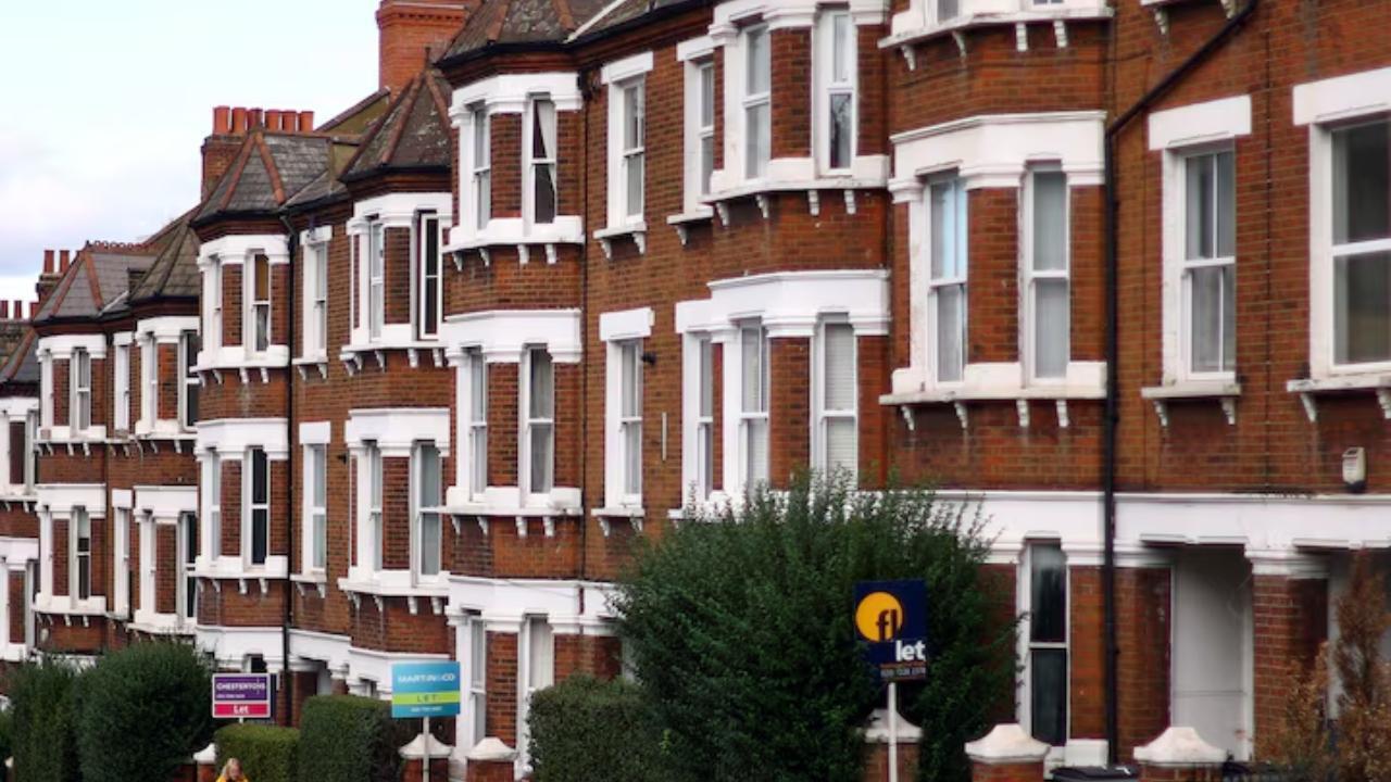 UK House Prices Dip 0.1% in August Amid Affordability Issues