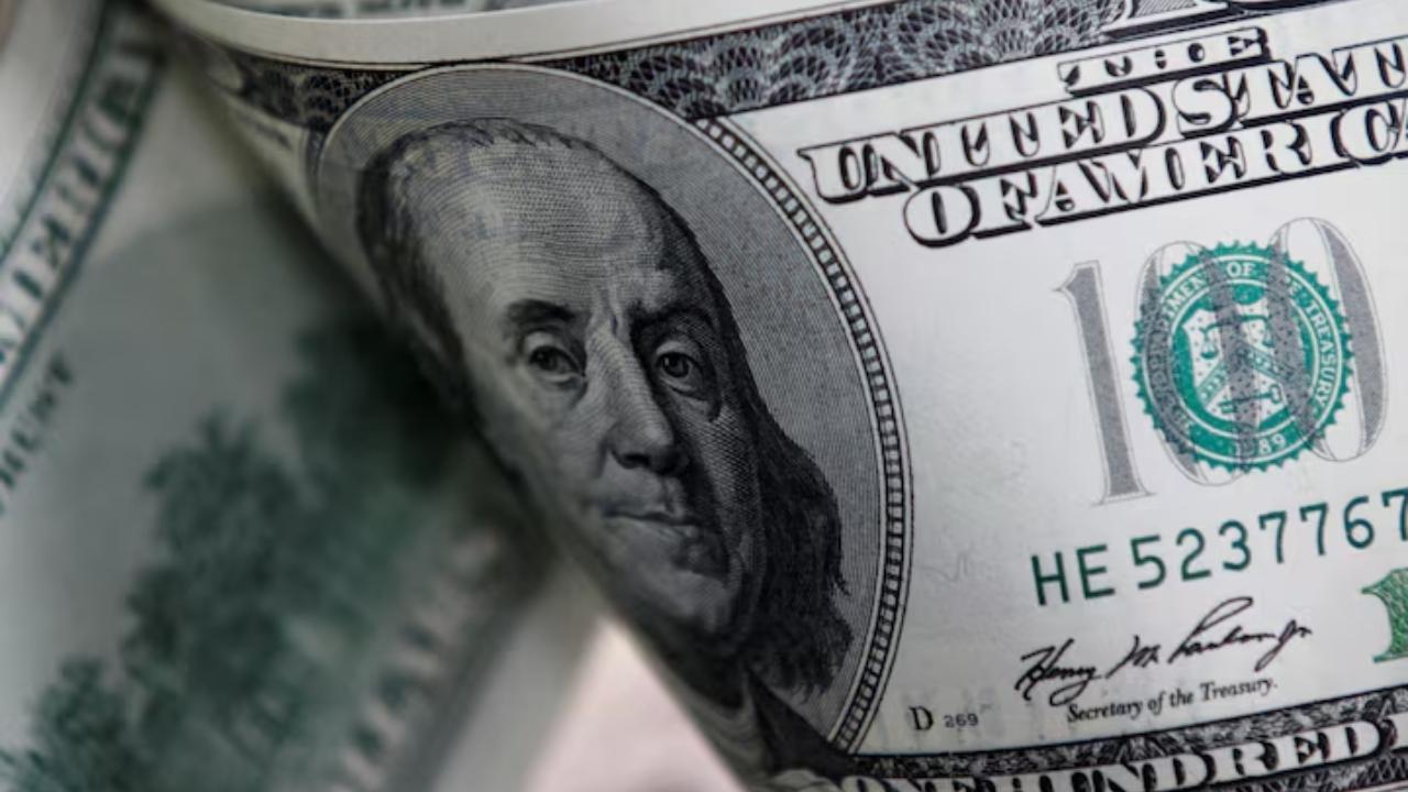 Dollar Falls to Lowest Point Since July as Investors Await U.S. Jobs Data