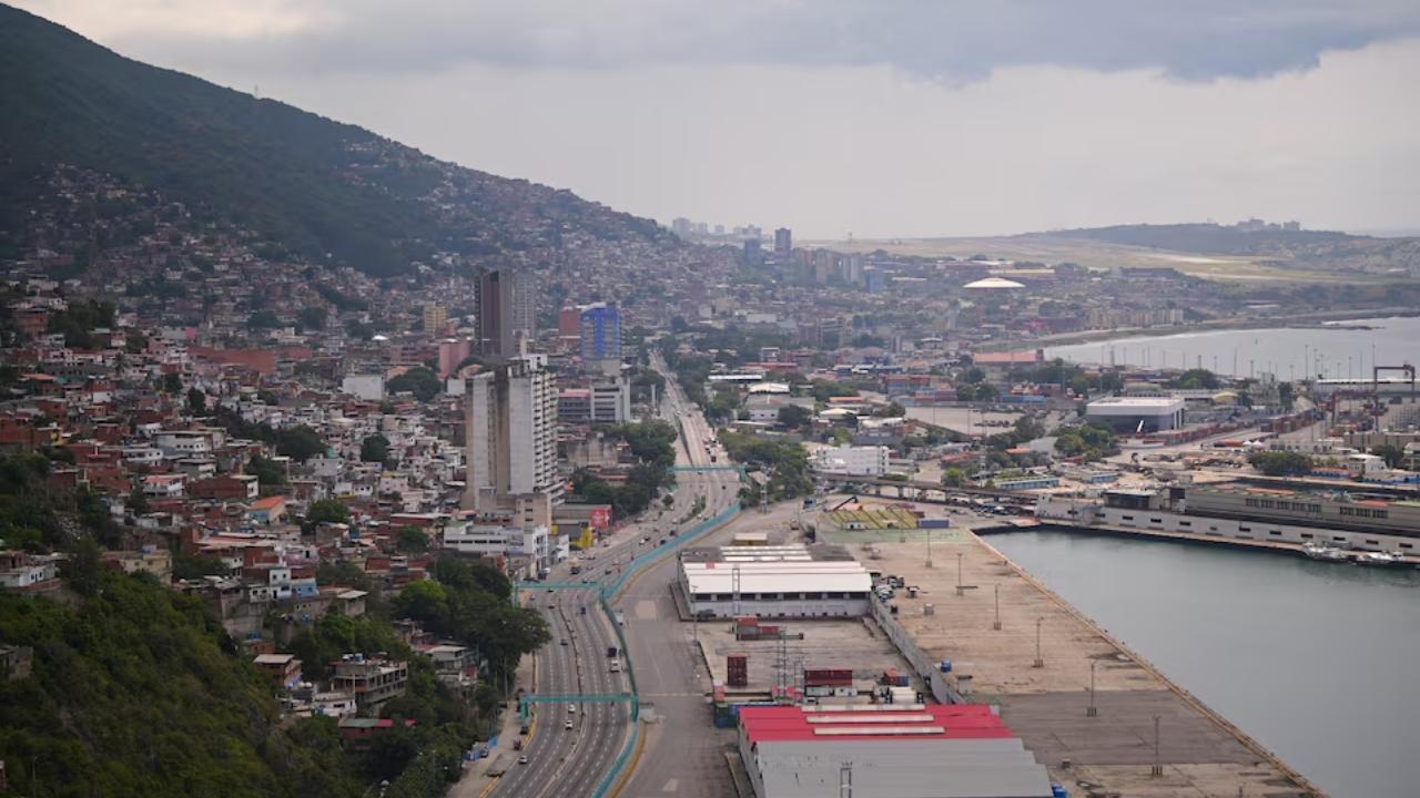 Trump Denies Seeking Regime Change in Venezuela Amid Military Buildup