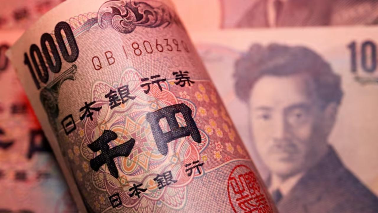 Yen Falls After Japan’s Prime Minister Resigns