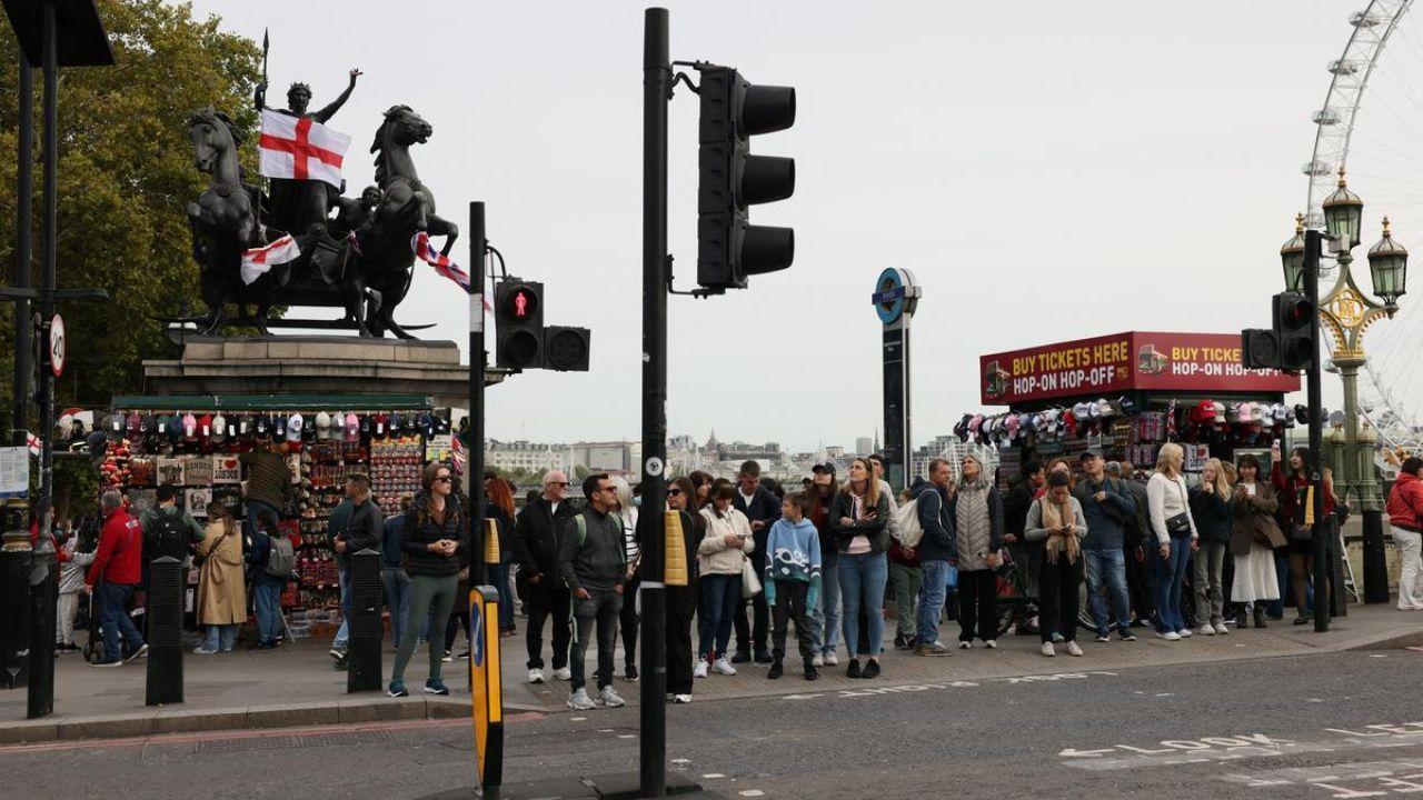 London far-right rally sparks violence 24 arrested police injured London far-right rally sparks violence 24 arrested police injured