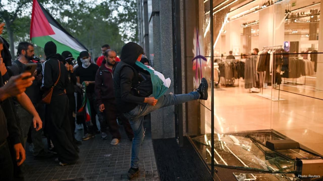 Clashes Erupt in Spain During Pro-Palestinian March Clashes Erupt in Spain During Pro-Palestinian March