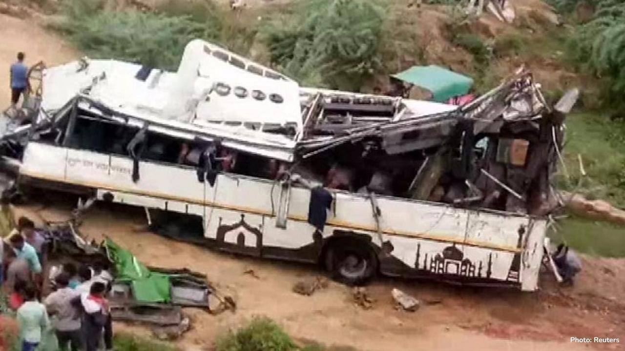 Landslide Hits Bus in Himachal Pradesh, 10 Dead Landslide Hits Bus in Himachal Pradesh, 10 Dead