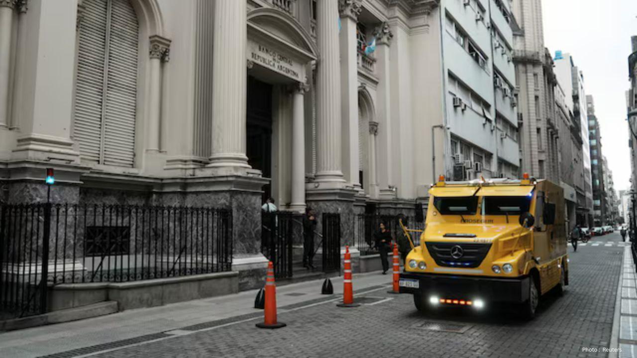 Argentina Signs $20 Billion Currency Deal with the US to Stabilize Its Peso