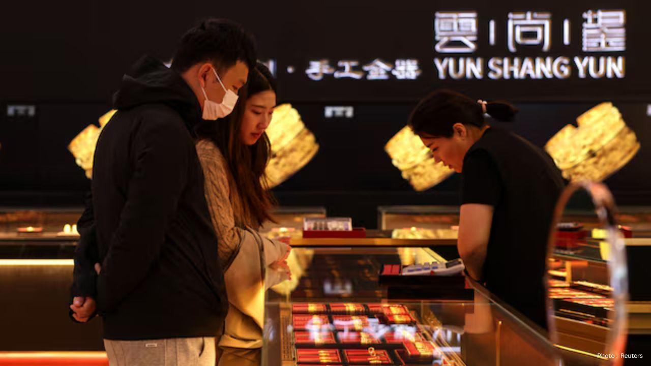 Global Shares Mixed as Gold Falls, Investors Book Profits