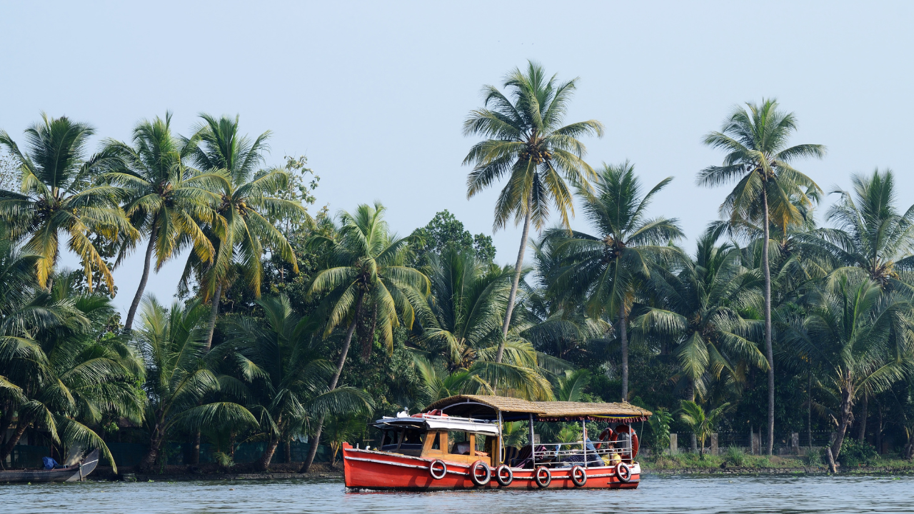 Discover Kerala: A Paradise of Sun, Spices, and Serene Backwaters Discover Kerala: A Paradise of Sun, Spices, and Serene Backwaters
