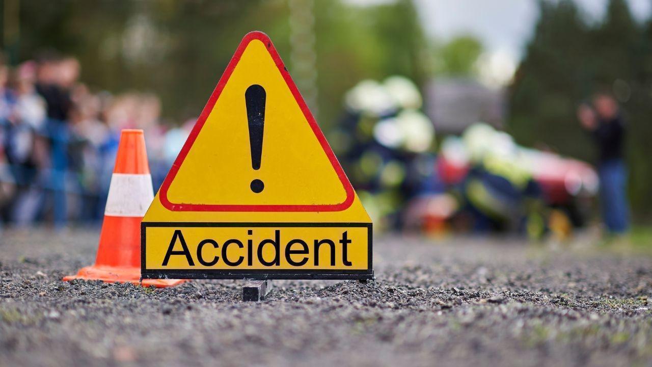 Bus Overturns on Hyderabad-Guntur Route, 20 Injured in Telangana Bus Overturns on Hyderabad-Guntur Route, 20 Injured in Telangana