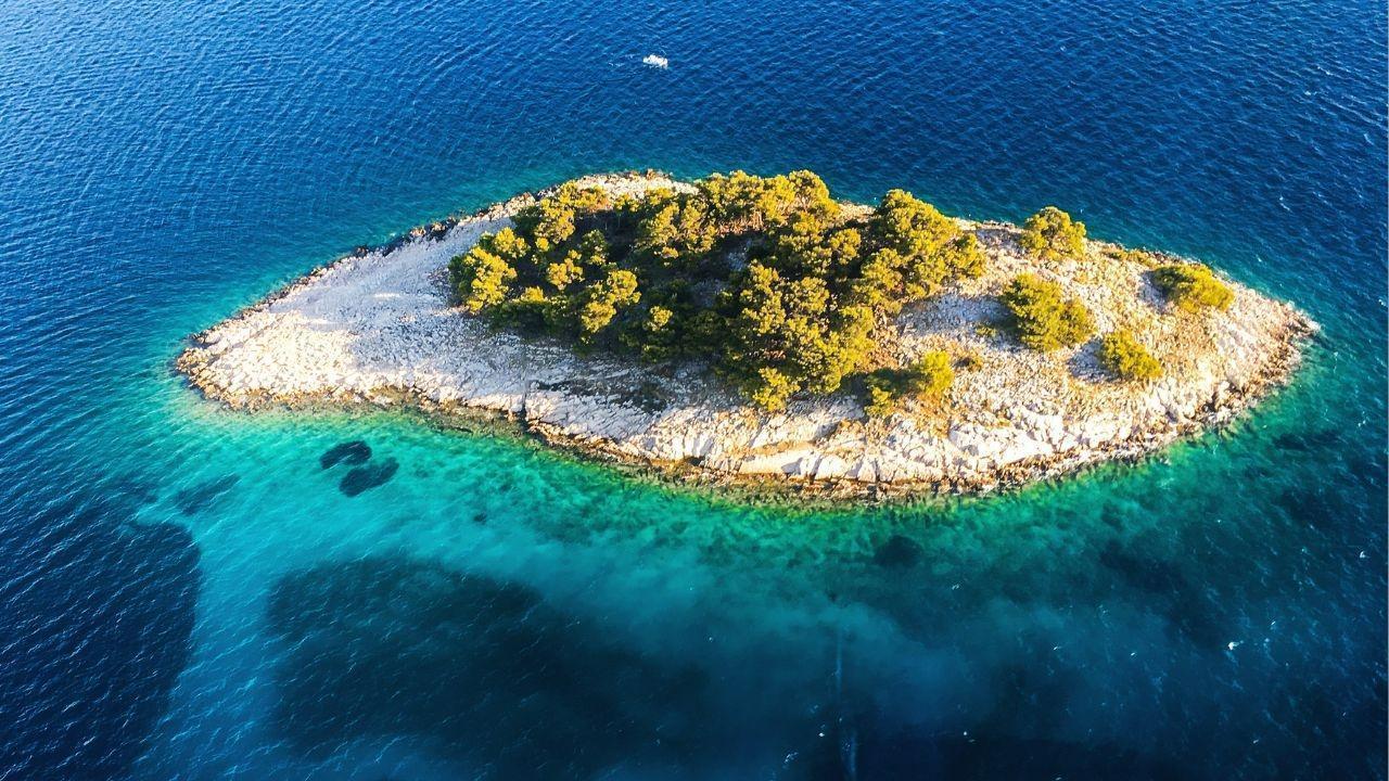 Australian Passenger Dies After Being Left Ashore During Cruise Visit to Lizard Island Australian Passenger Dies After Being Left Ashore During Cruise Visit to Lizard Island