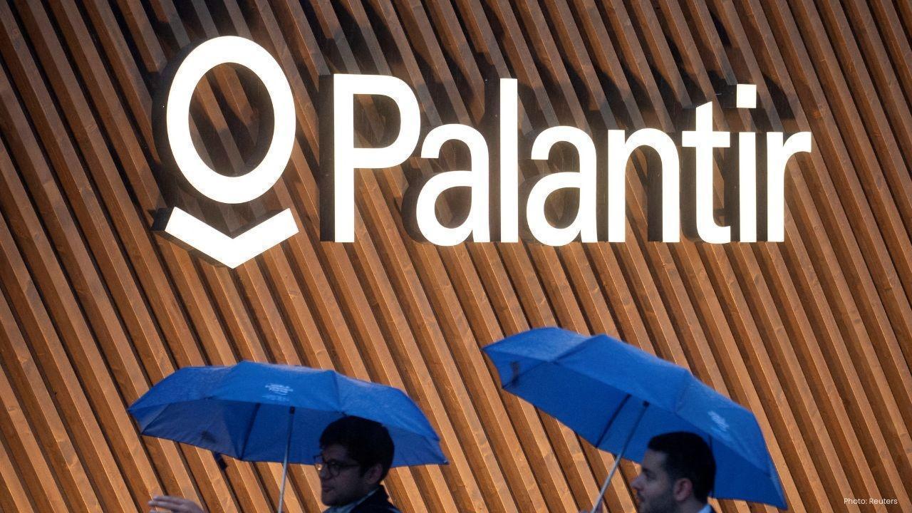 Palantir Shares Slide in Frankfurt Despite Robust AI Revenue Forecasts