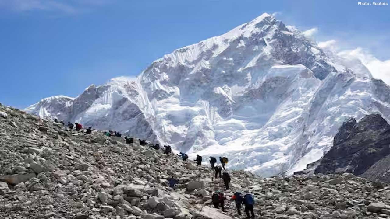 Avalanche at Nepal’s Yalung Ri Kills Seven Climbers, Officials Say