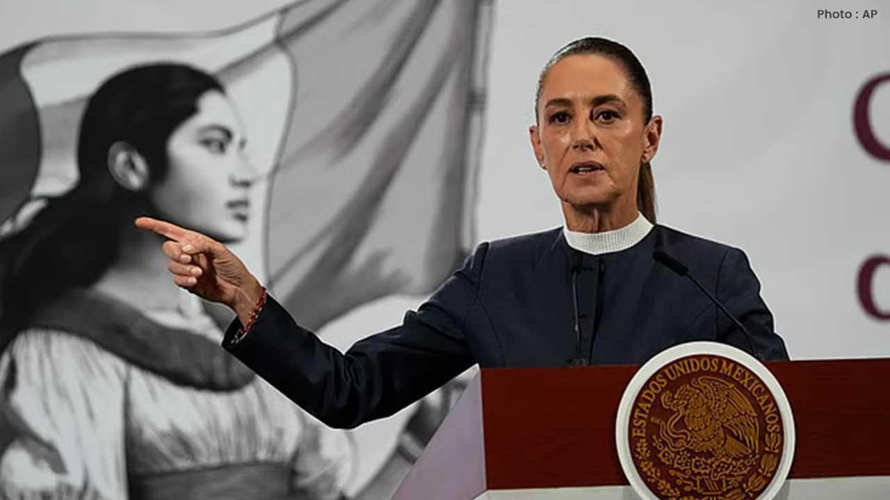 Sheinbaum's Personal Space Breached During Public Appearance in Mexico City