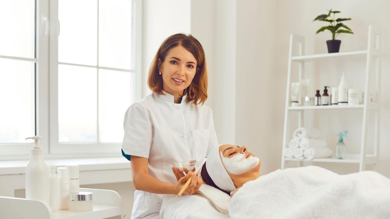 Dubai Salons Adopt AI, 3D Imaging and Smart Mirrors for Precise Skincare