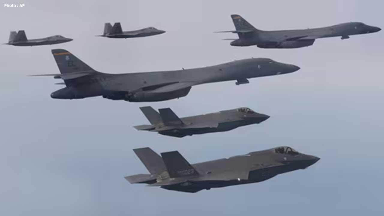 Tensions Escalate as US B-52 Bombers Approach Venezuela's Coast