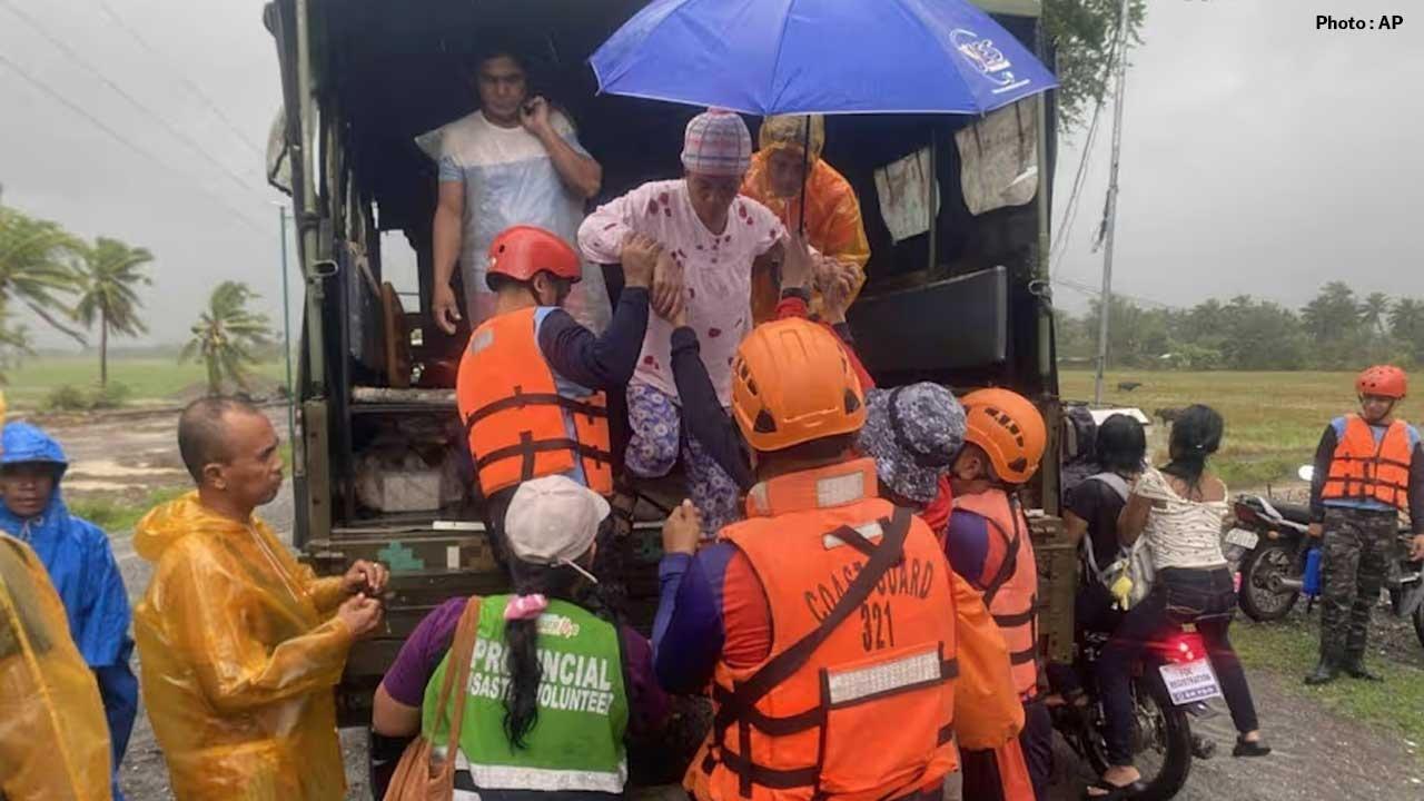 Typhoon Fung-wong Ravages the Philippines: 8 Lives Lost, 1.4 Million Displaced