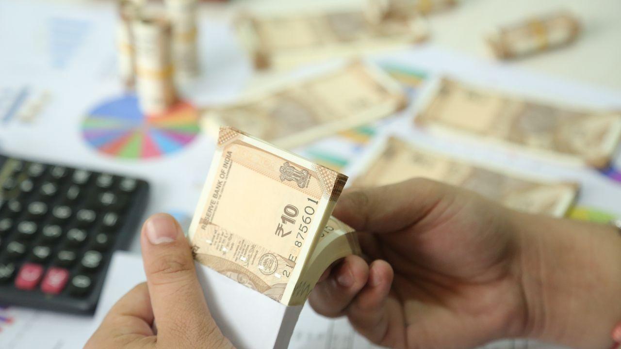 Indian Rupee Retreats as Dollar Strengthens, Focus on Trade Agreements