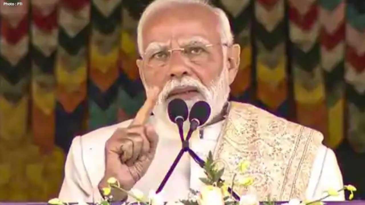 PM Modi Engages with Red Fort Blast Victims at LNJP Hospital