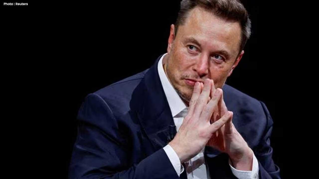 Tesla's Full Self-Driving Technology Averts Potential Crash