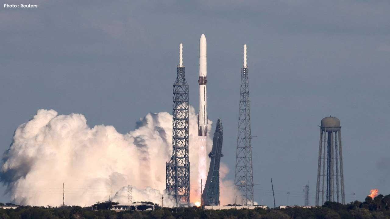 Blue Origin Celebrates Successful New Glenn Rocket Launch to Mars