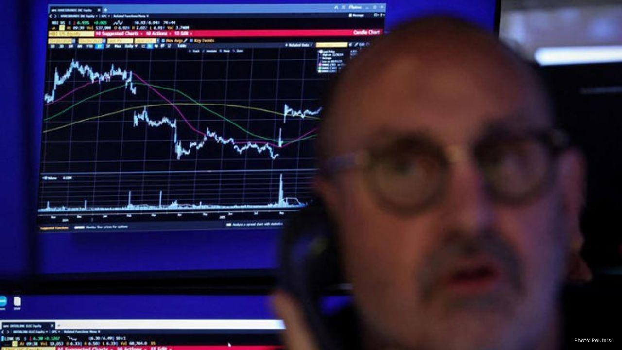 Volatility Persists as Investors Navigate US Data Gaps and AI Stock Concerns