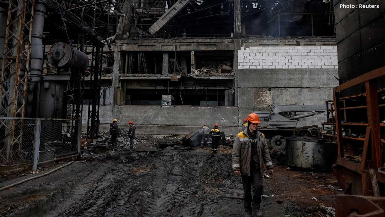 Ukrainian Energy Workers Face Dangers as Russian Attacks Surge