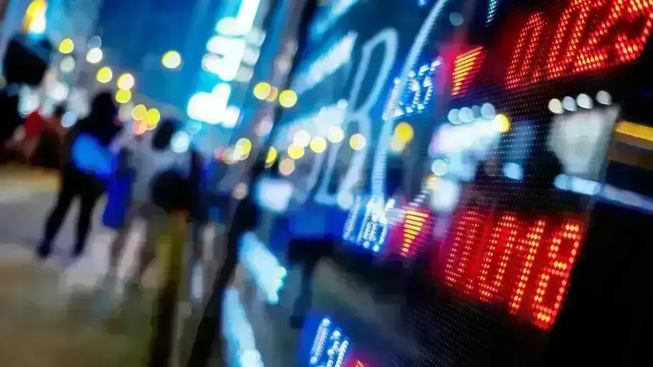 Sensex Decreases by 400 Points Amid Global Market Turbulence