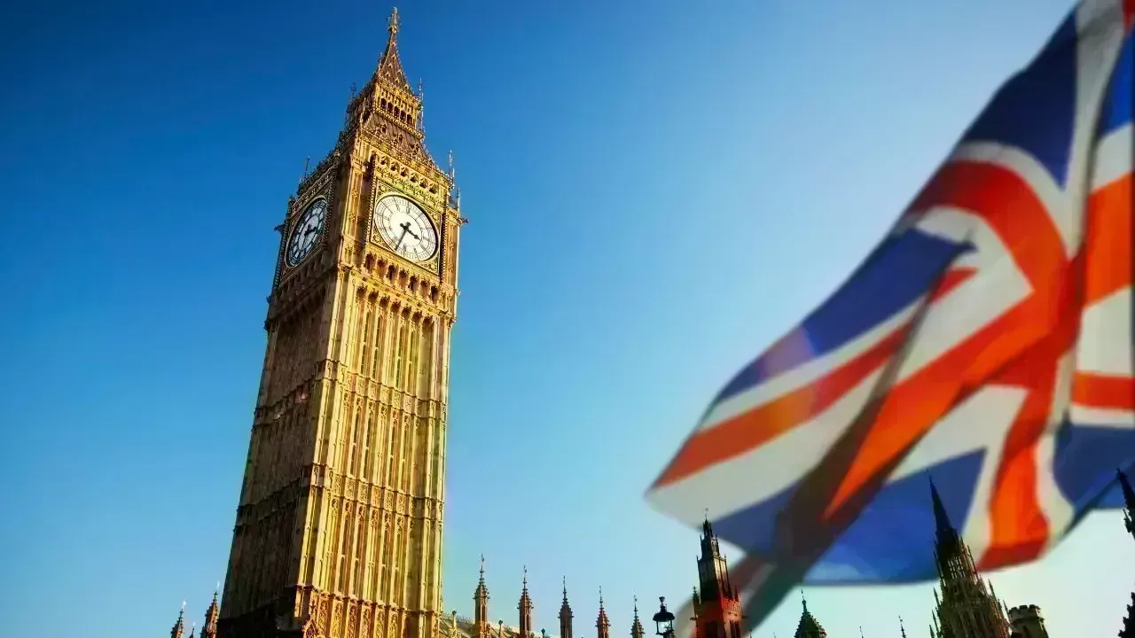 Significant Decline in UK Net Migration to 204,000 by 2025