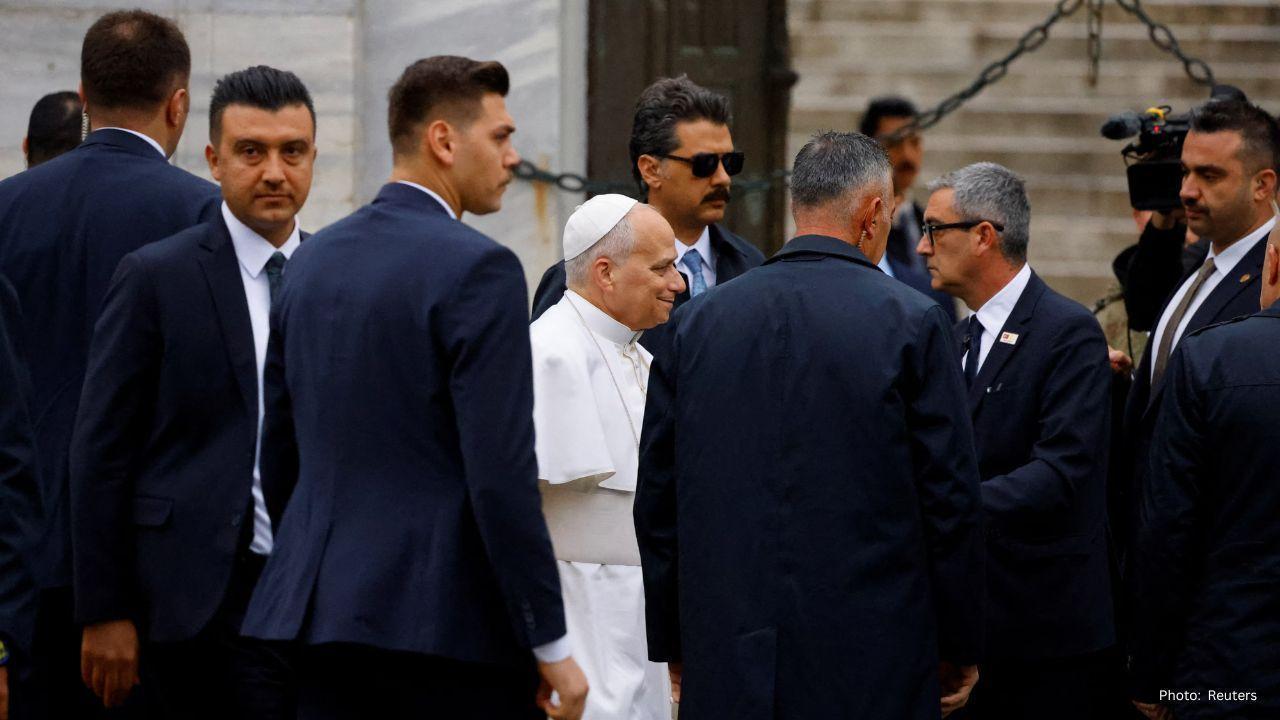 Pope Leo Visits Istanbul’s Blue Mosque Without Praying, Shows Respect Through Silence