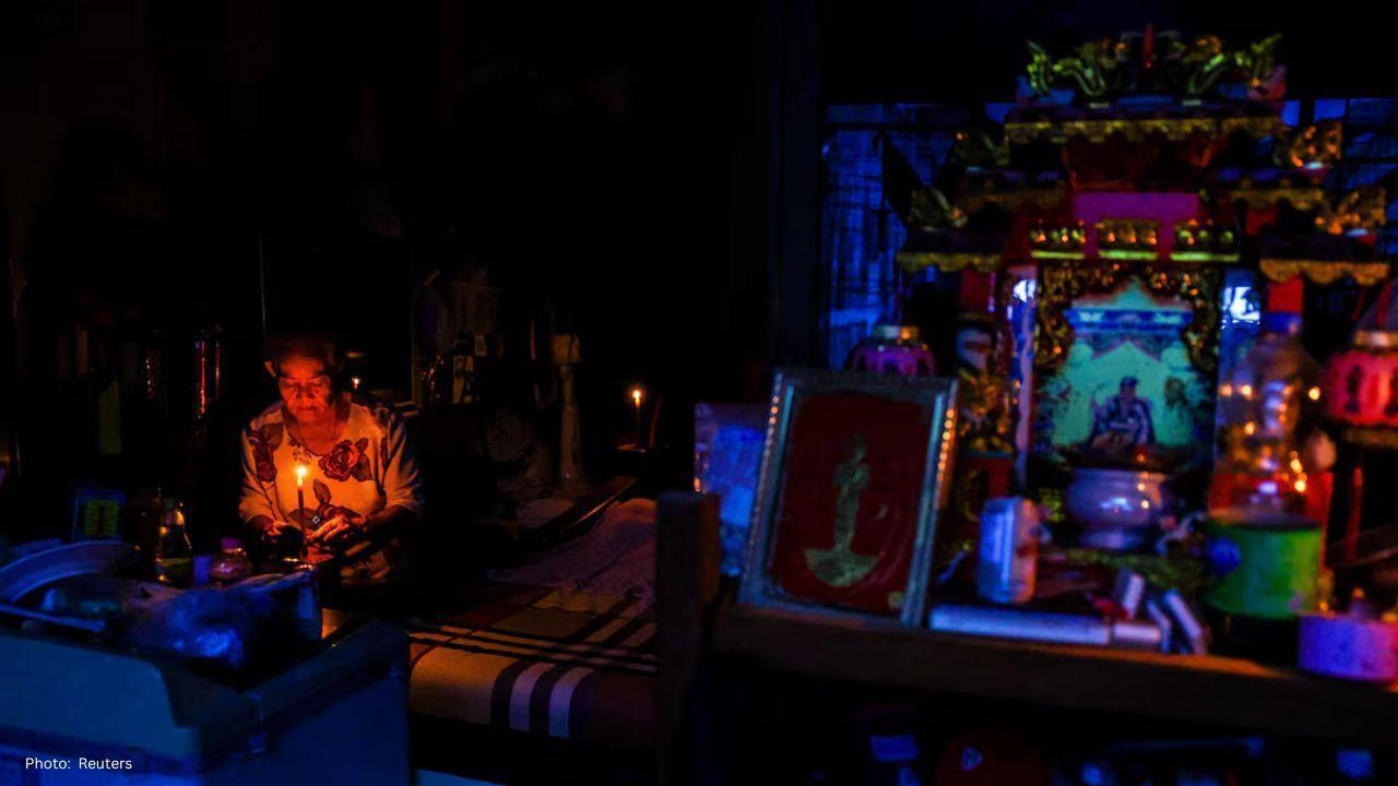 Thai Family Survives 48 Hours on Floating Furniture as Deadly Floods Devastate South Thailand