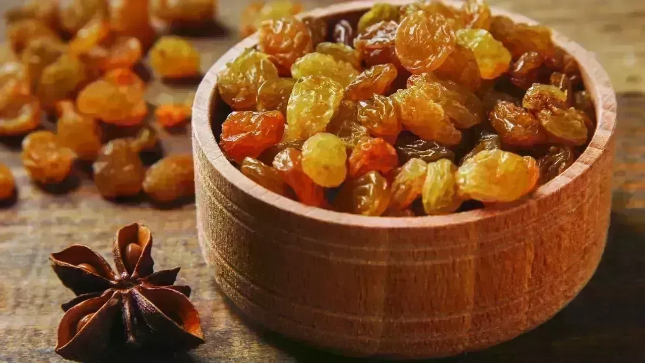 Soaked or Dry Raisins: Which is Best for Digestion and Energy?