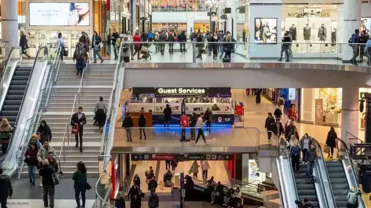 Cautious Spending Marks Canadian Holiday Shopping Season