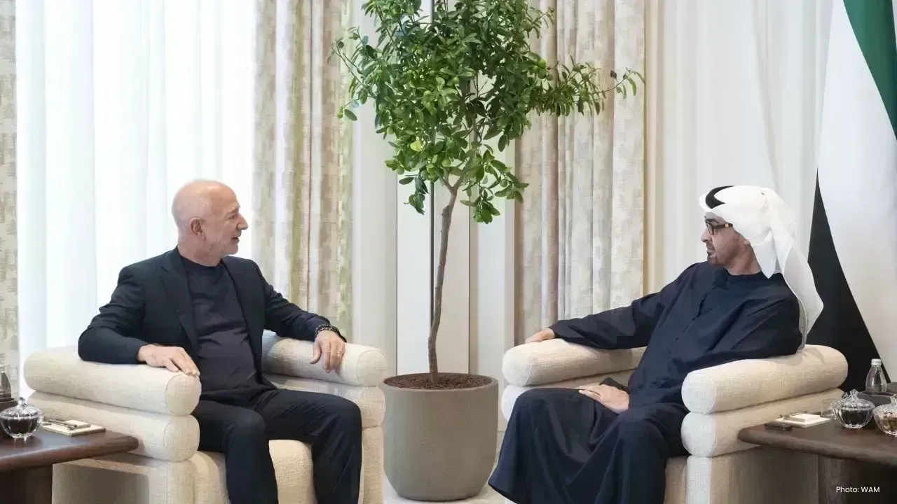 Sheikh Mohamed Engages with Jeff Bezos on AI and Technological Innovation