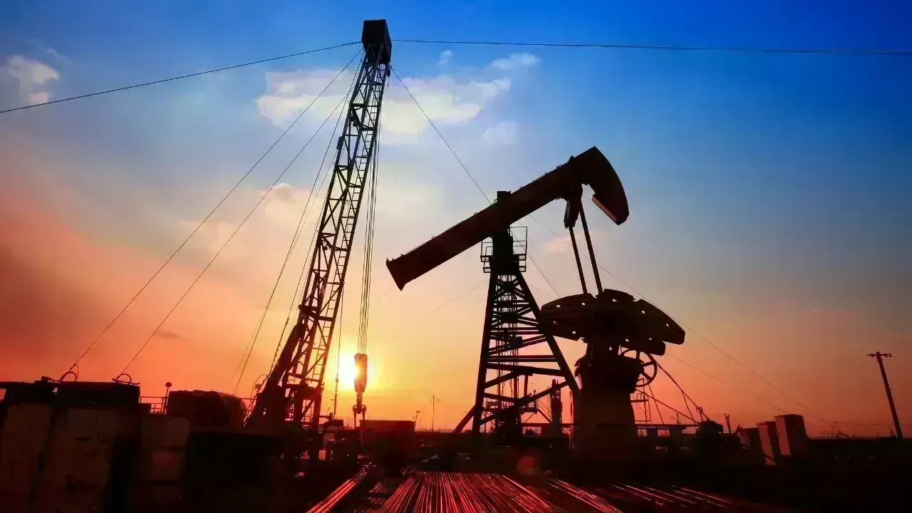 Oil Prices Spike Amid Ukrainian Attacks and Negotiation Stalemates