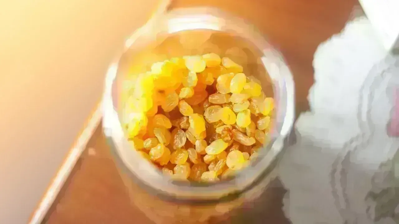 The Health Benefits of Eating Soaked Raisins on an Empty Stomach