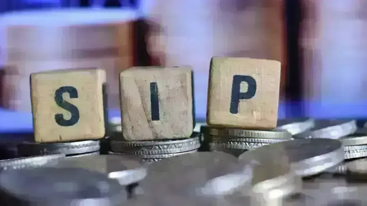 Navigating Your Finances in a World of Mixed Central Bank Signals