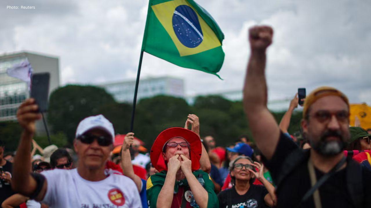 Brazilians Protest Move to Reduce Jail Term for Bolsonaro and His Allies
