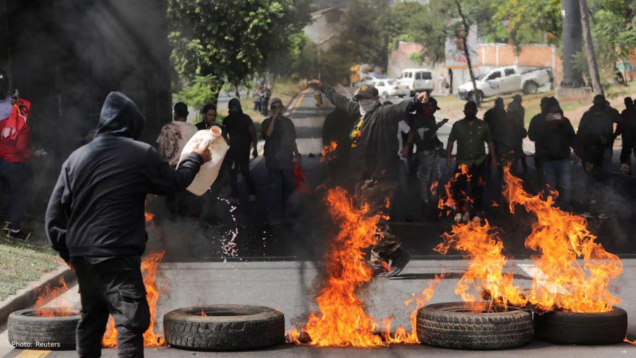Protests Block Honduran Election Recount as Tensions Rise Between Leading Candidates