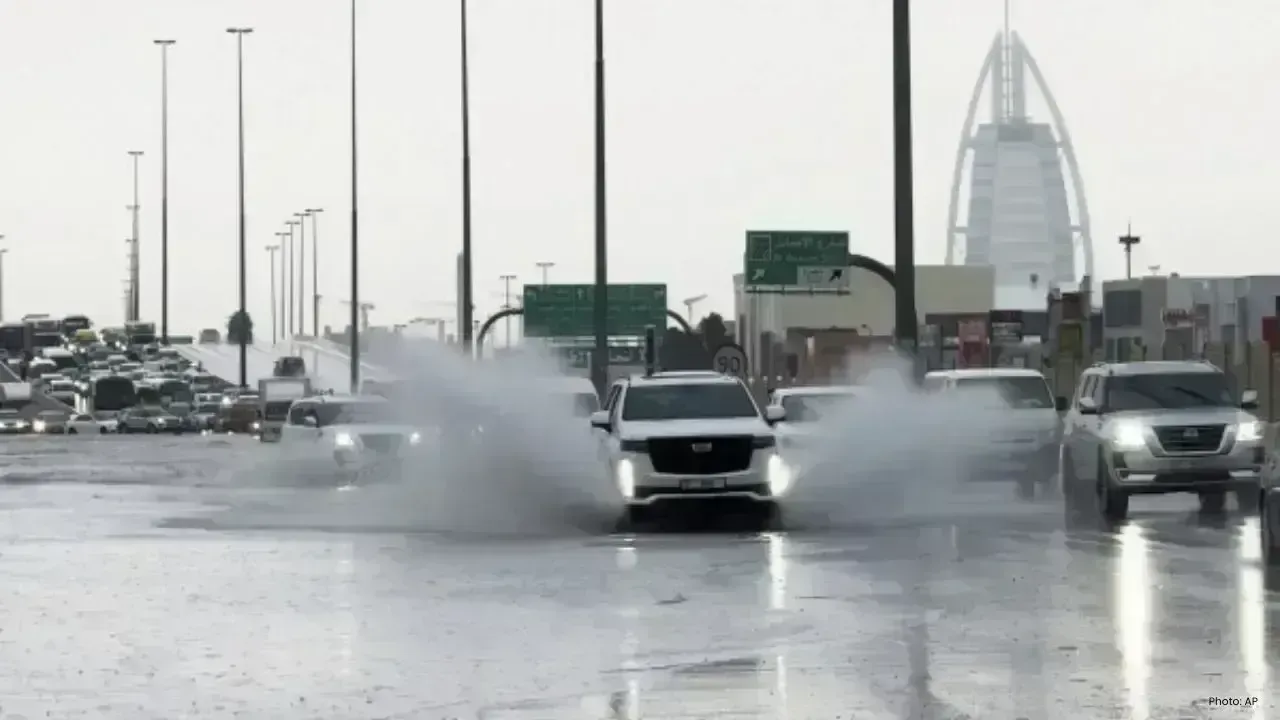 Severe Weather in UAE Causes Flight Cancellations and Traffic Disruptions