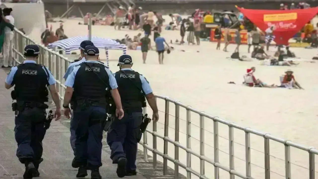 Quiet Christmas Reflections at Bondi Beach Following Tragic Sydney Attack