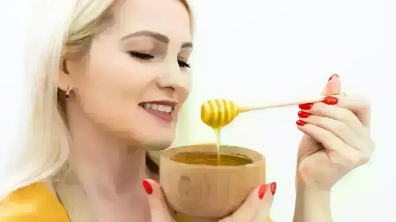 Unlocking the Secrets of Honey: Anti-Aging Benefits and Skincare Hacks