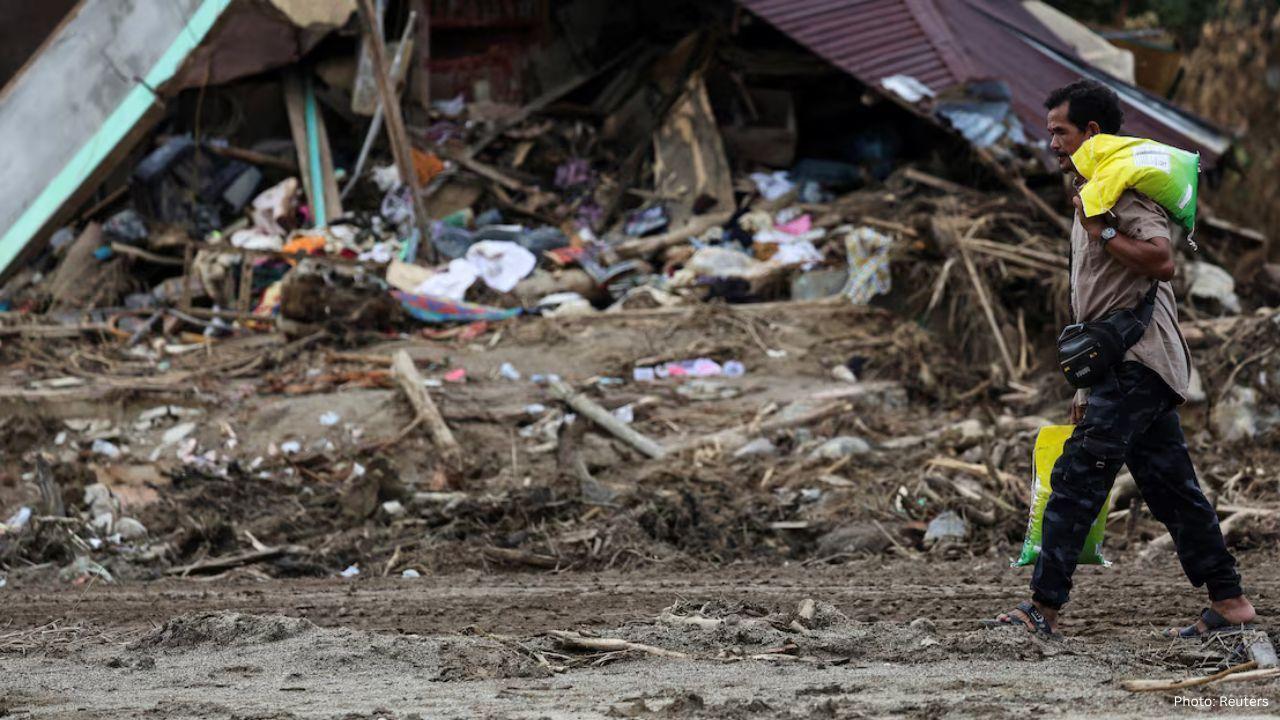 Indonesia Cancels New Year Fireworks to Honor Sumatra Flood Victims