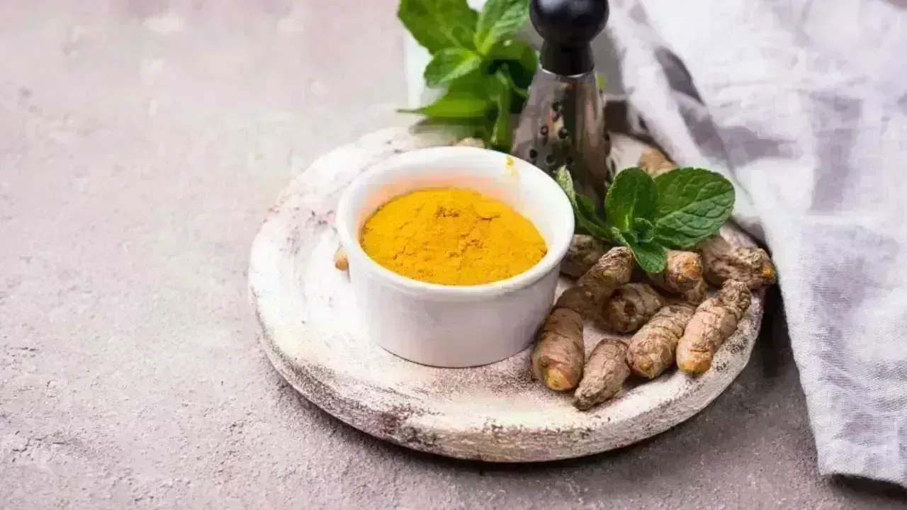 Harnessing Turmeric for Hair: 4 Simple DIY Solutions for Shine, Growth & Scalp Wellness