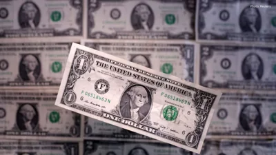 Dollar Holds Steady as Investors Wait for Fed Minutes in a Quiet Year-End Market